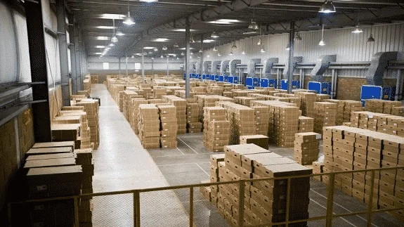 تجديد إنارة المستودعات بوحدات LED للأسقف العالية